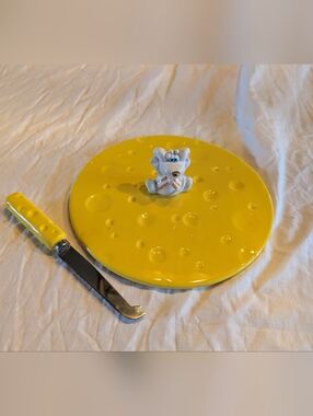 2/40$ Yellow Cheese-Themed Ceramic Cheese Serving Plate with Baby Mouse Figurine